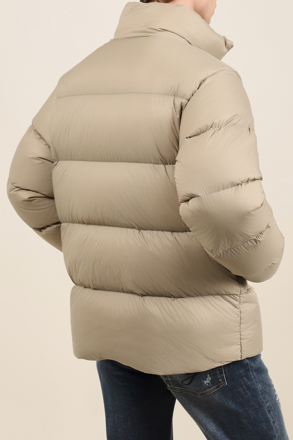 תמונת דוגמן אחורית של מעיל פוך MONCLER