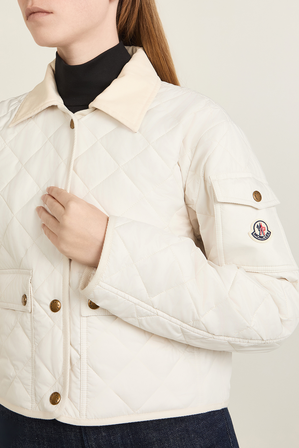 תמונת תקריב דוגמן של ז'קט קל MONCLER