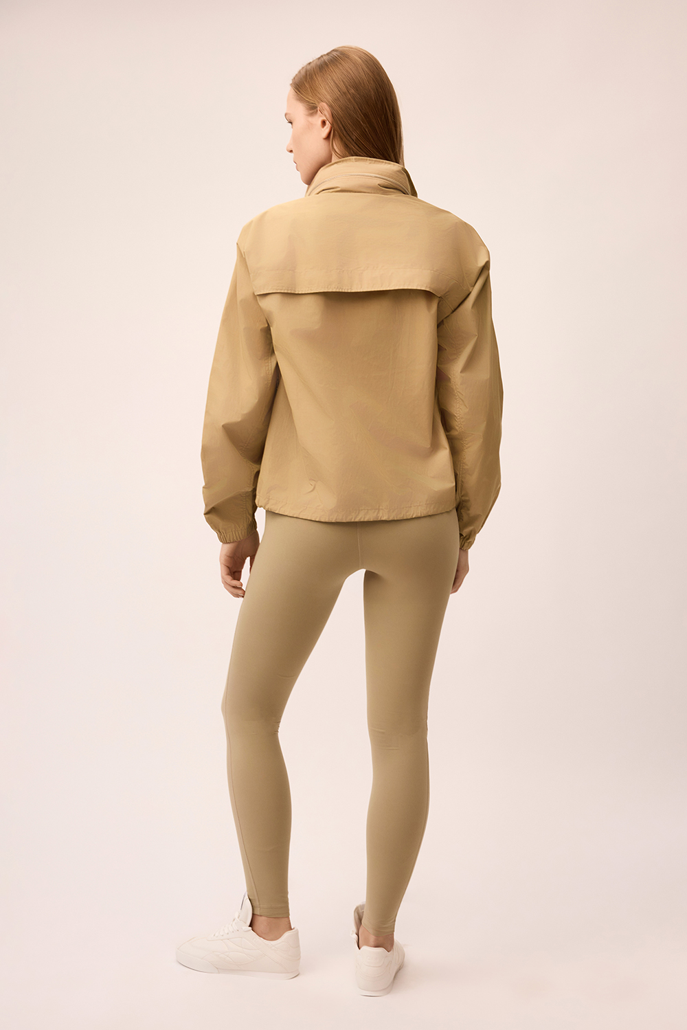 תמונת דוגמן אחורית של ז'קט רוח BURBERRY