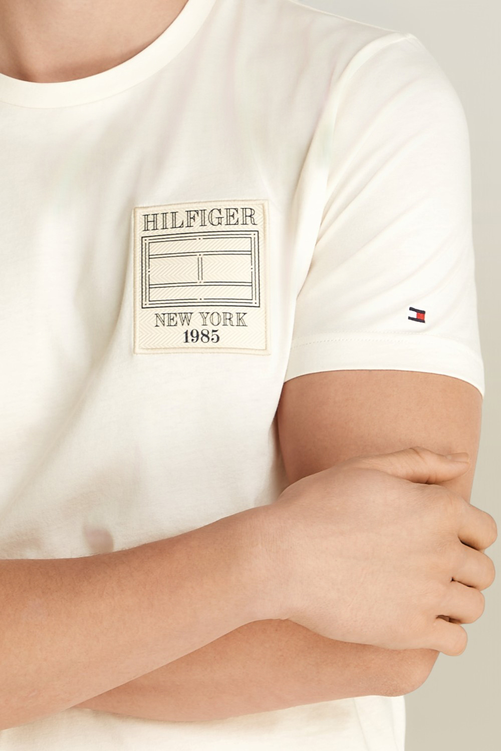 תמונת תקריב דוגמן של חולצת טי TOMMY HILFIGER