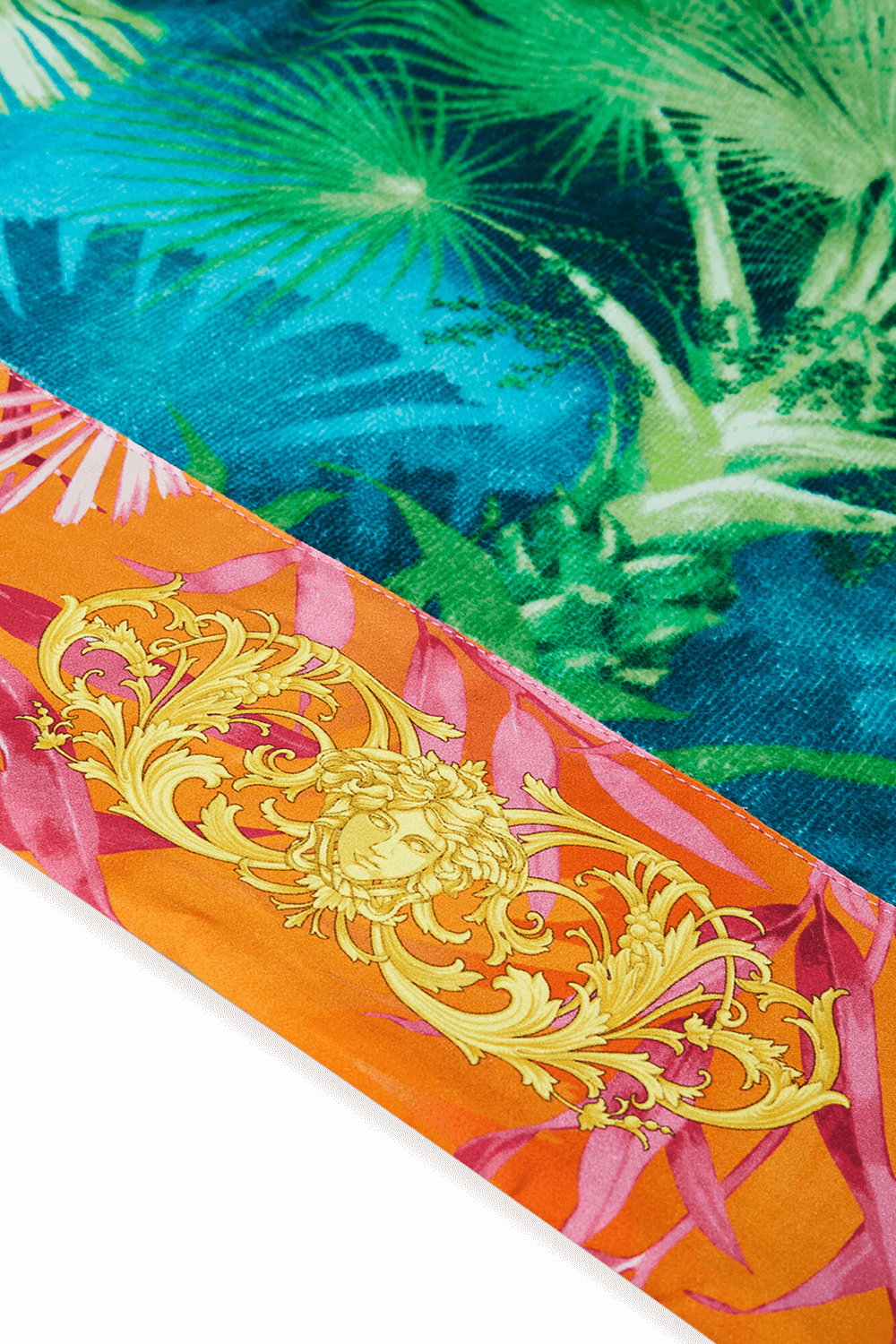 תמונה אחורית של מגבת אמבטיה עם הדפס ג'ונגל VERSACE HOME