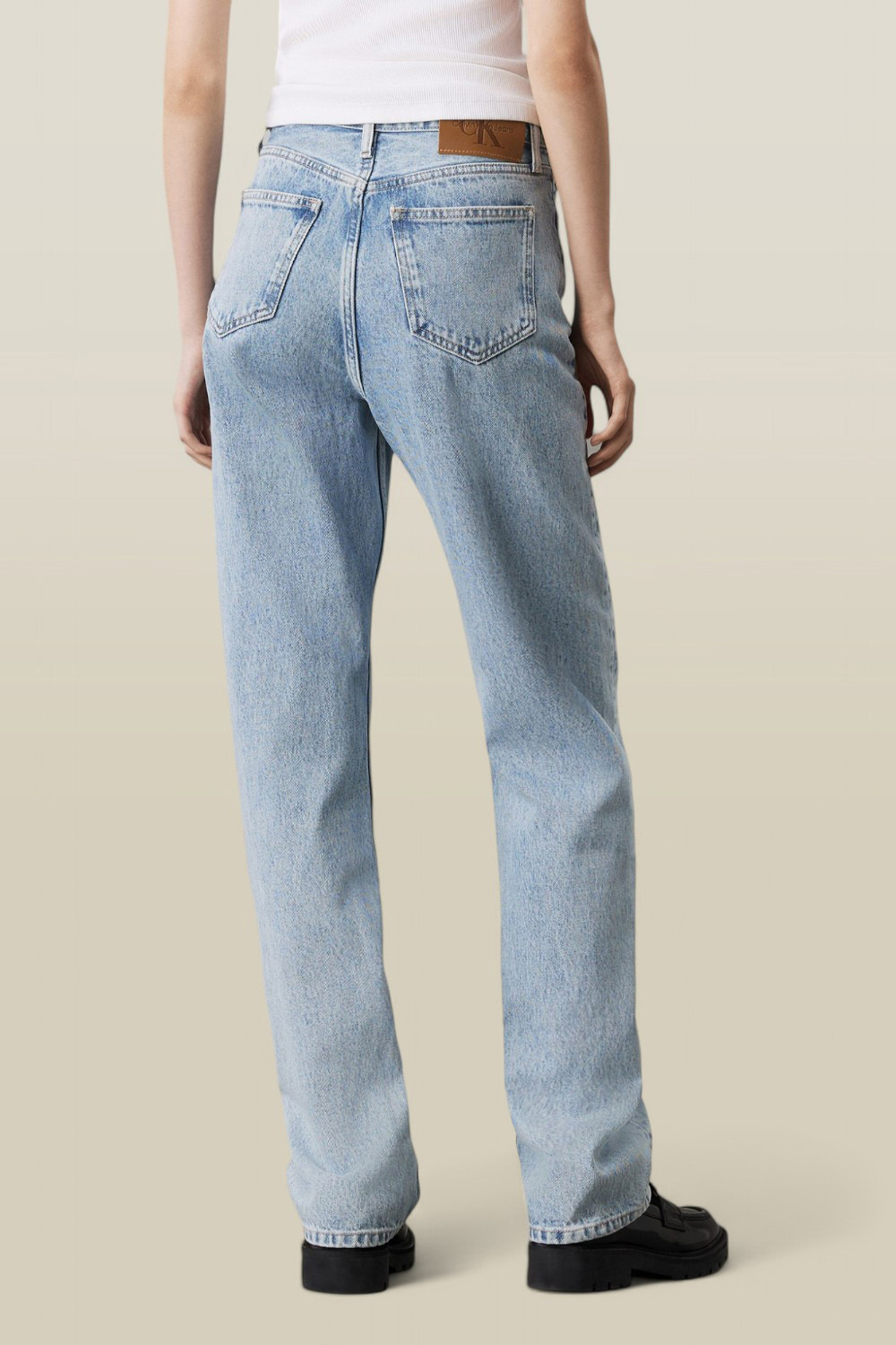 תמונת דוגמן אחורית של מכנסי ג'ינס בגזרה ישרה CALVIN KLEIN