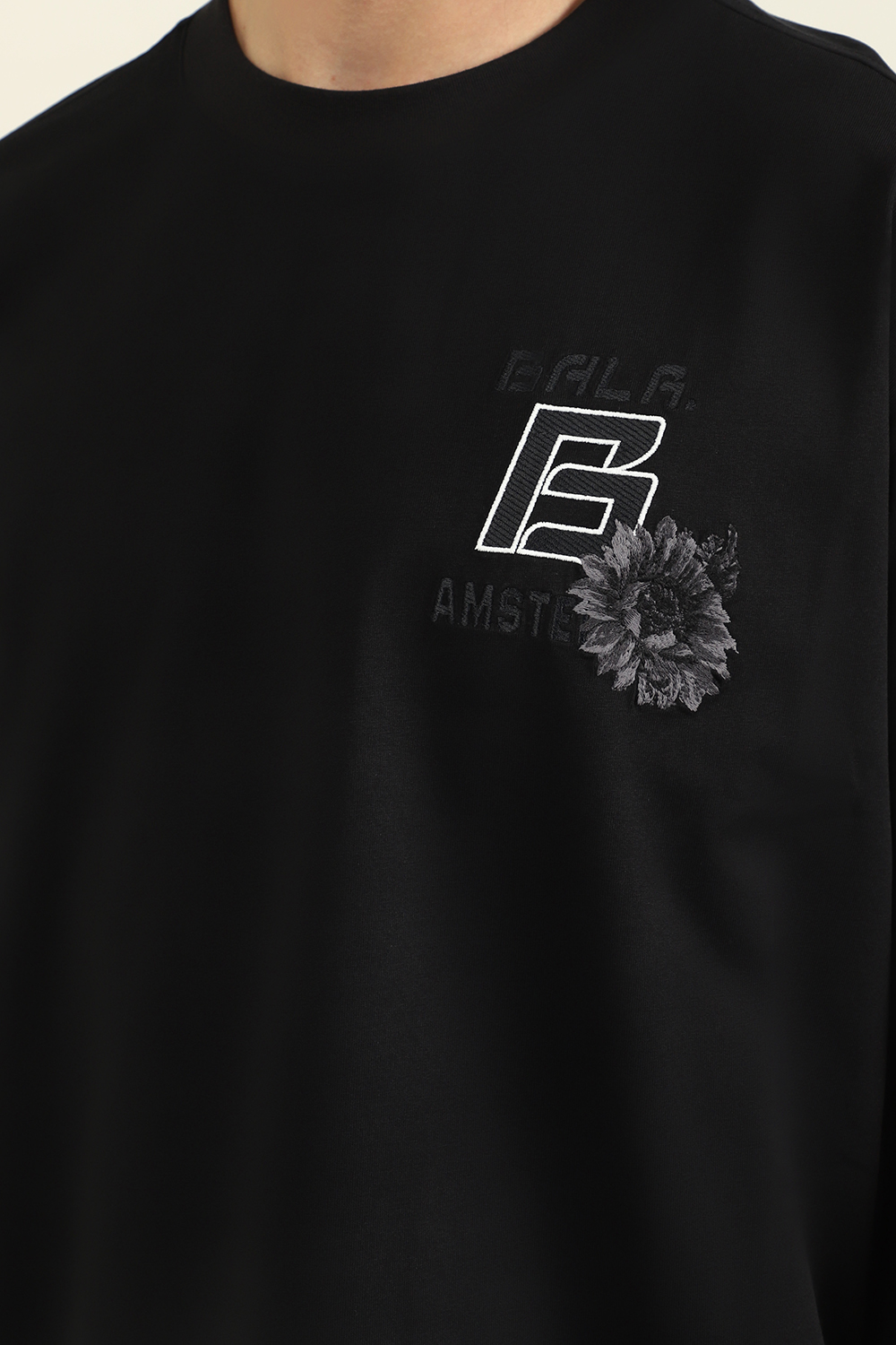 תמונת תקריב דוגמן של חולצת טי בגזרה משוחררת BALR