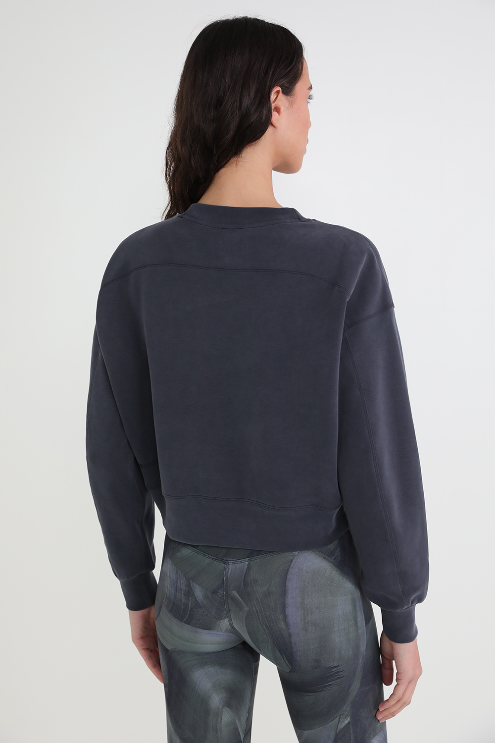 תמונת דוגמן אחורית של Perfectly Oversized Cropped Crew