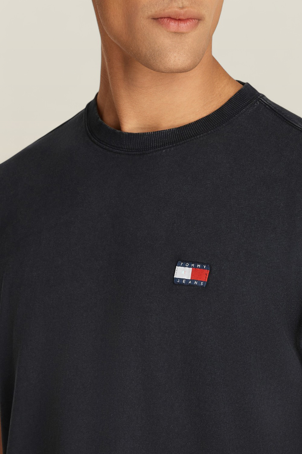תמונת תקריב דוגמן של חולצת טי TOMMY HILFIGER
