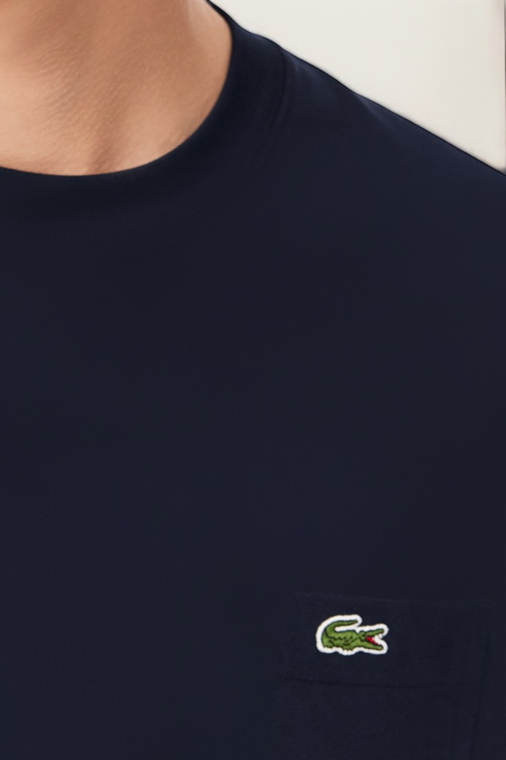 תמונת תקריב דוגמן של חולצת טי LACOSTE