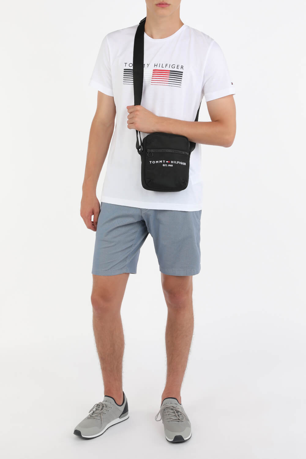 תמונת דוגמן קידמית של Small Reporter Bag in Black TOMMY HILFIGER