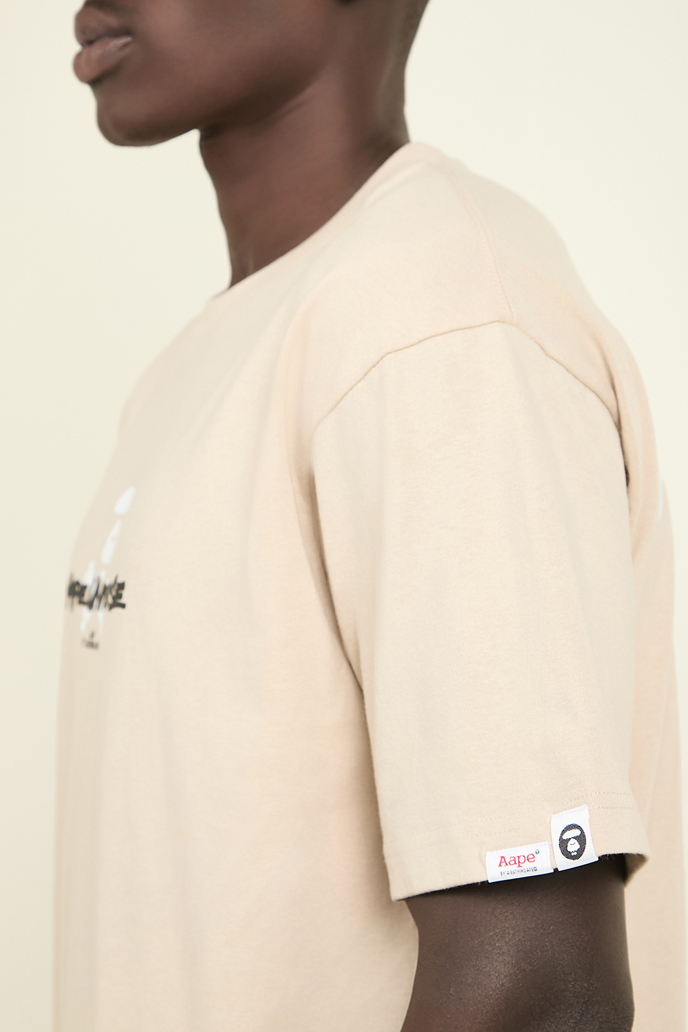 תמונת דוגמן אחורית של חולצת טי AAPE