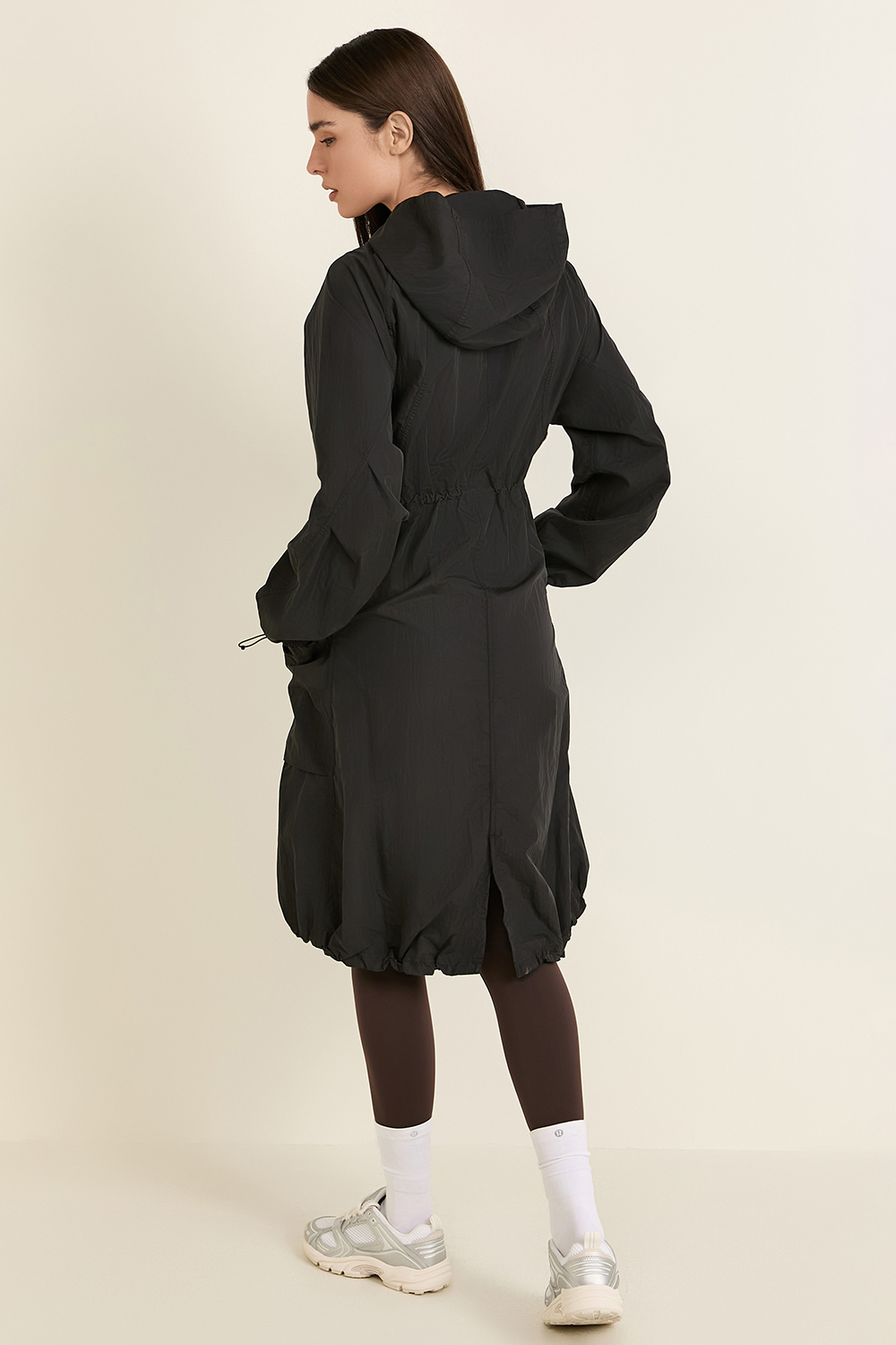תמונת דוגמן אחורית של Lightweight Woven Long Jacket LULULEMON