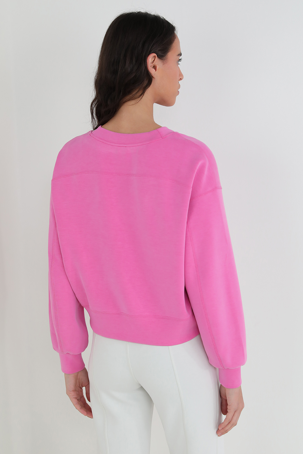 תמונת דוגמן אחורית של Perfectly Oversized Cropped Crew