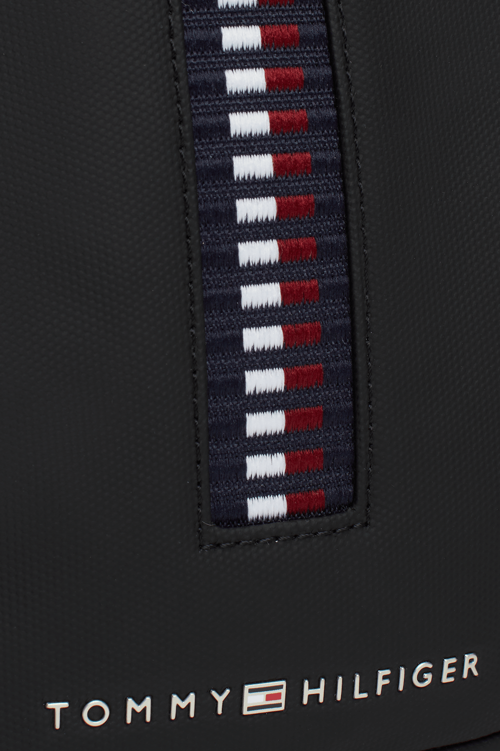 תמונת תקריב של תיק קרוסבודי TOMMY HILFIGER