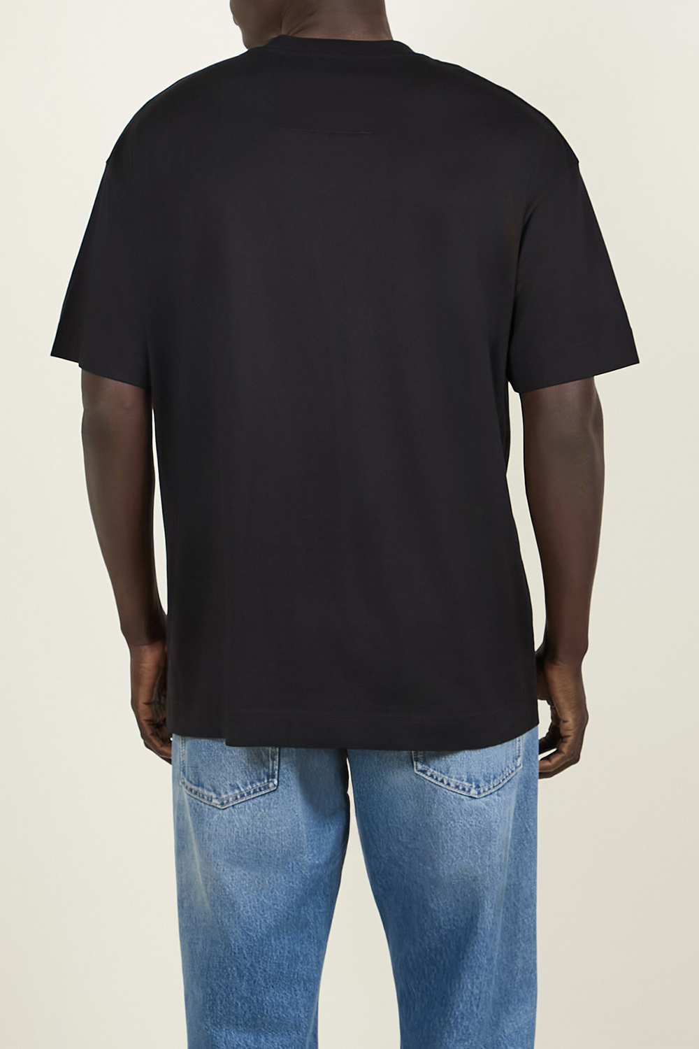 תמונת דוגמן אחורית של חולצת טי GIVENCHY