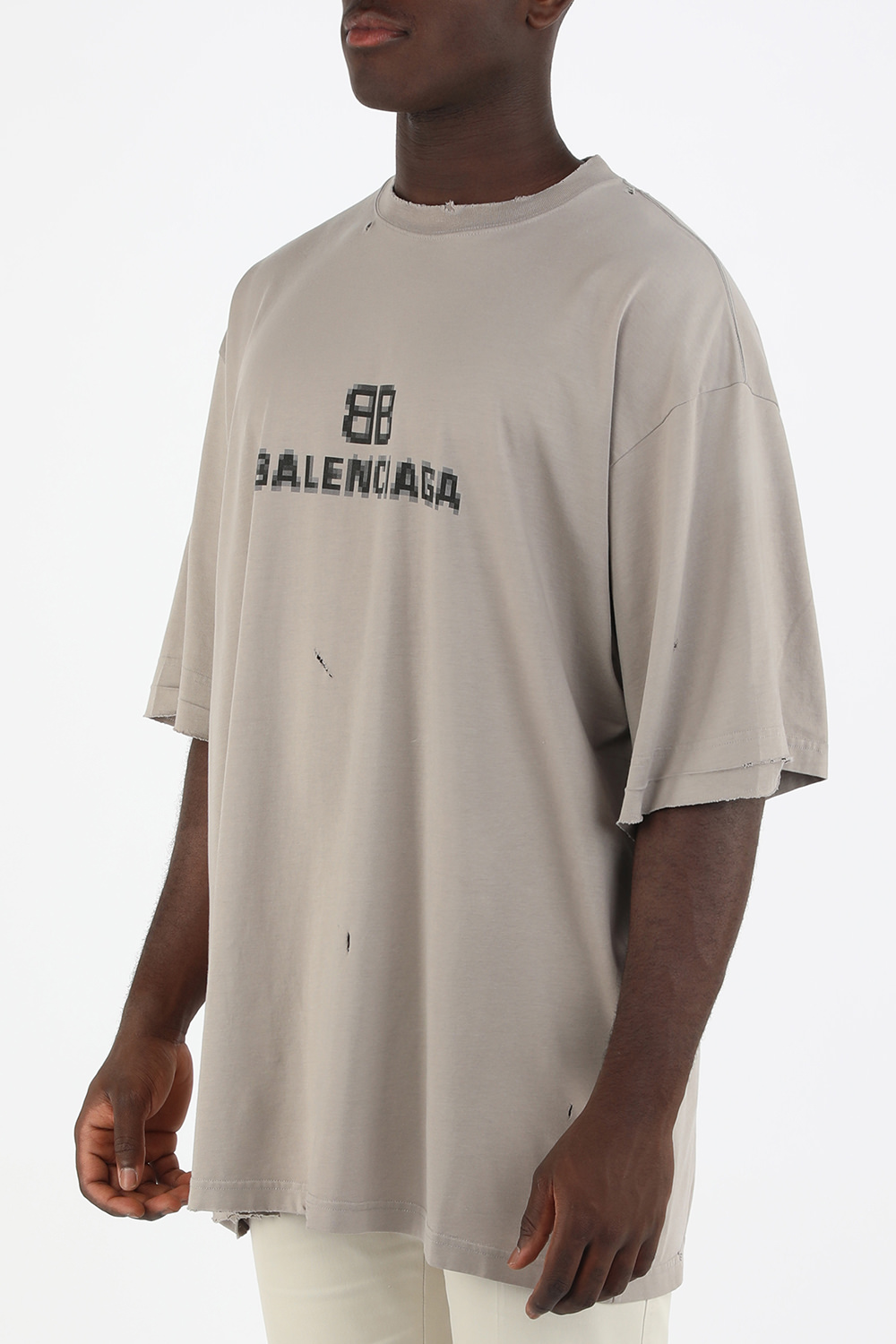 תמונת דוגמן קידמית של BB Pixel Tshirt in Grey