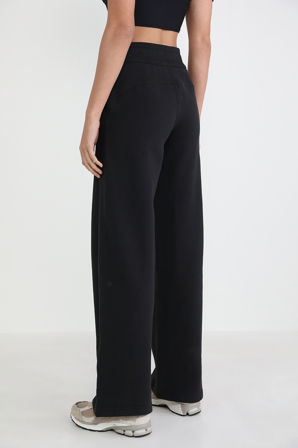 תמונת דוגמן אחורית של Scuba Mid-Rise Wide-Leg Pant
