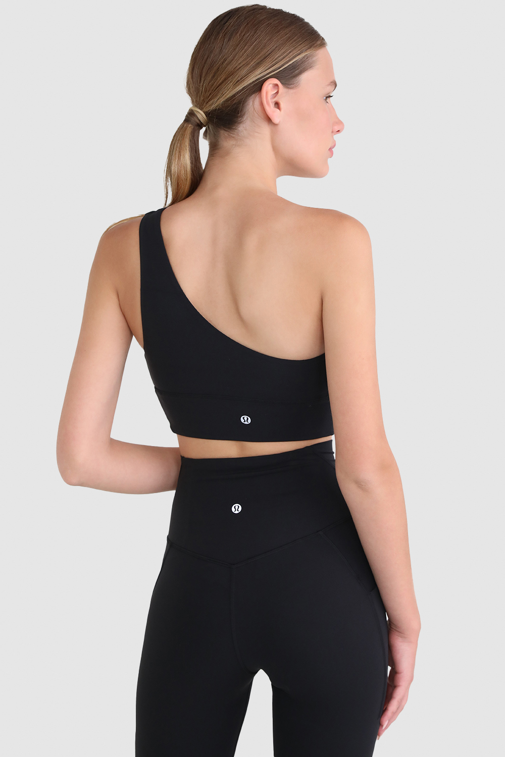 תמונת דוגמן אחורית של Align™ Asymmetrical Bra A/B Cup