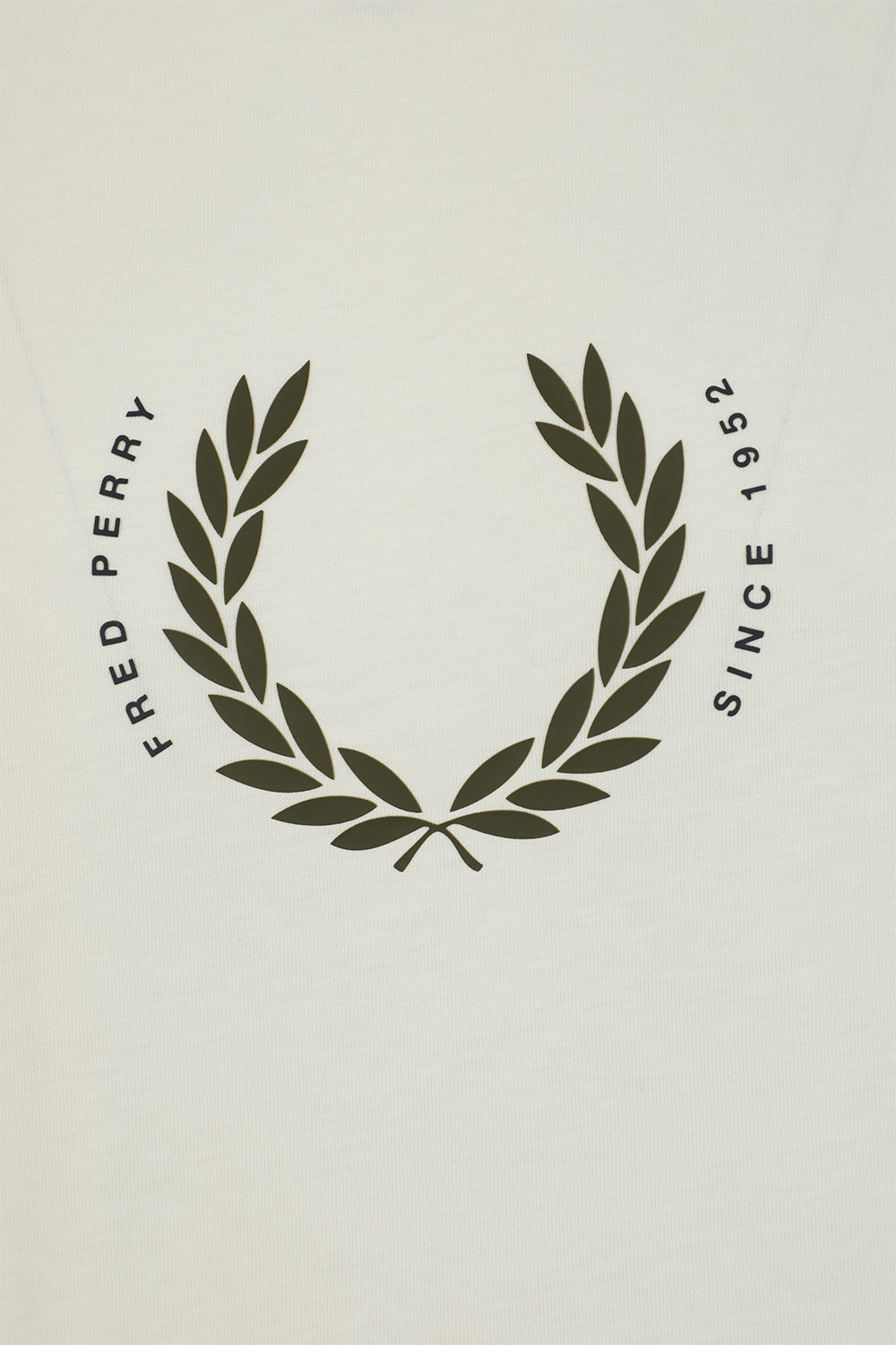 תמונה אחורית של חולצת טי לבנה עם הדפס רינגר FRED PERRY