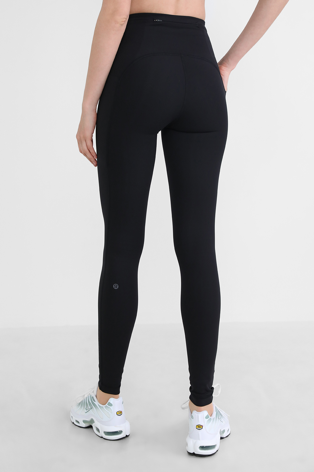 תמונת דוגמן אחורית של Swift Speed High-Rise Tight 28