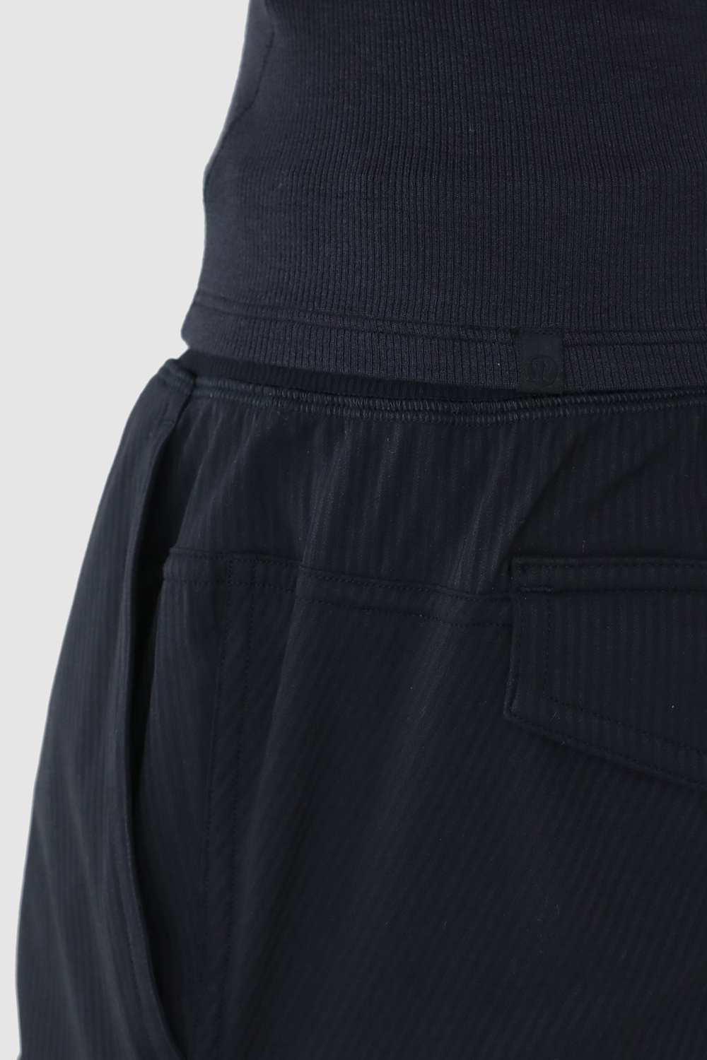 תמונת תקריב דוגמן של Hold Tight One-Shoulder Tank Top LULULEMON