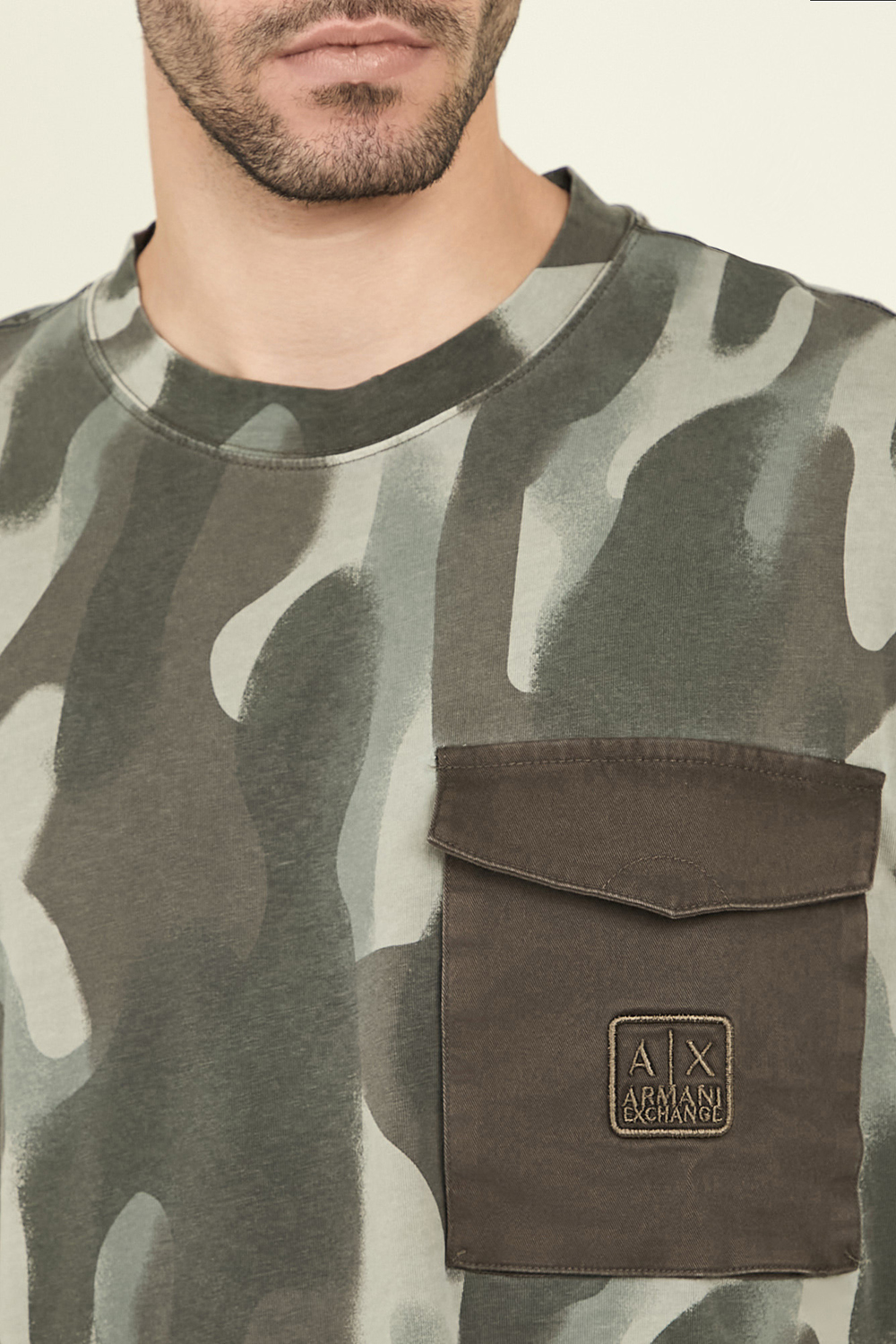 תמונת תקריב דוגמן של חולצת טי ARMANI EXCHANGE