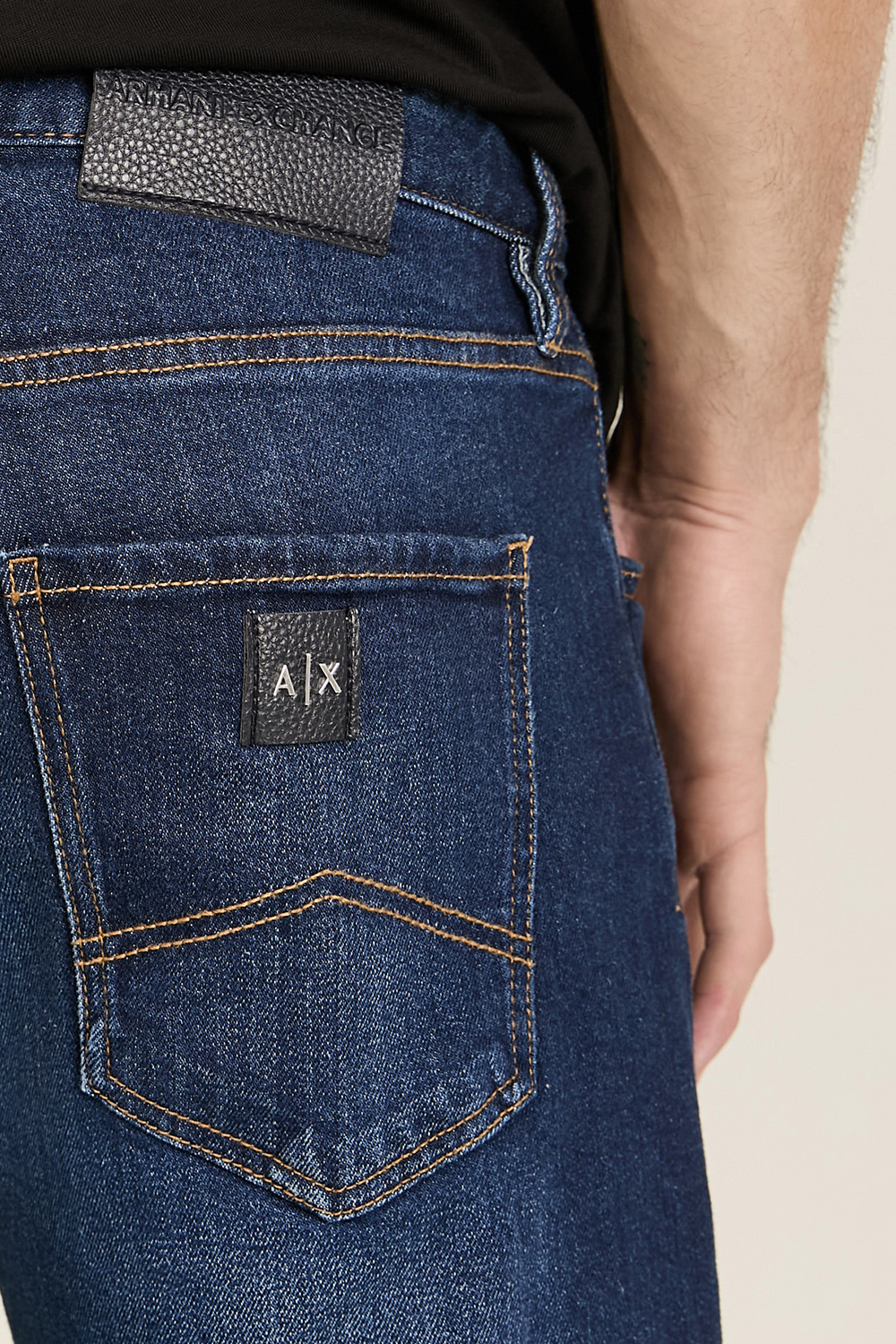תמונת תקריב דוגמן של מכנסי ג'ינס סלים ARMANI EXCHANGE
