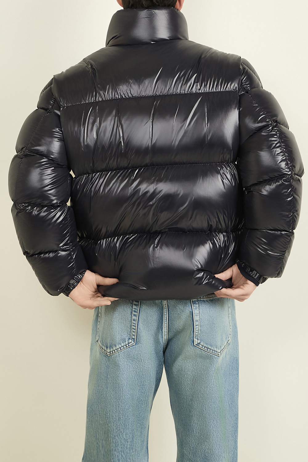 תמונת דוגמן אחורית של מעיל פוך לסט MONCLER