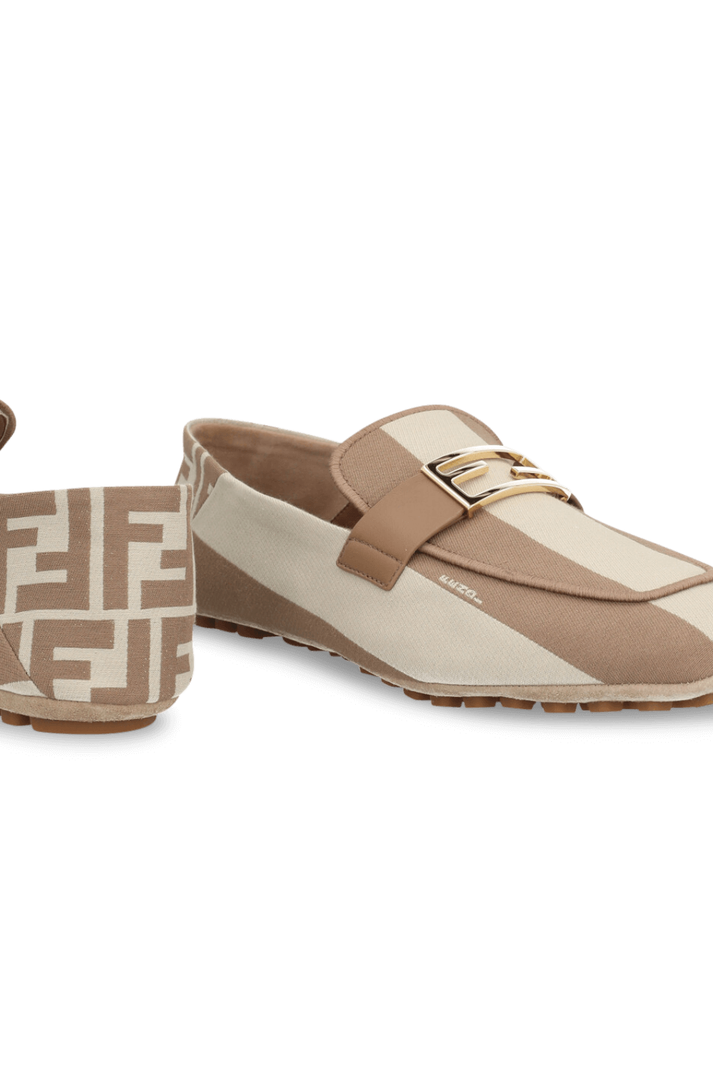 תמונת תקריב של נעלי מוקסינים FENDI