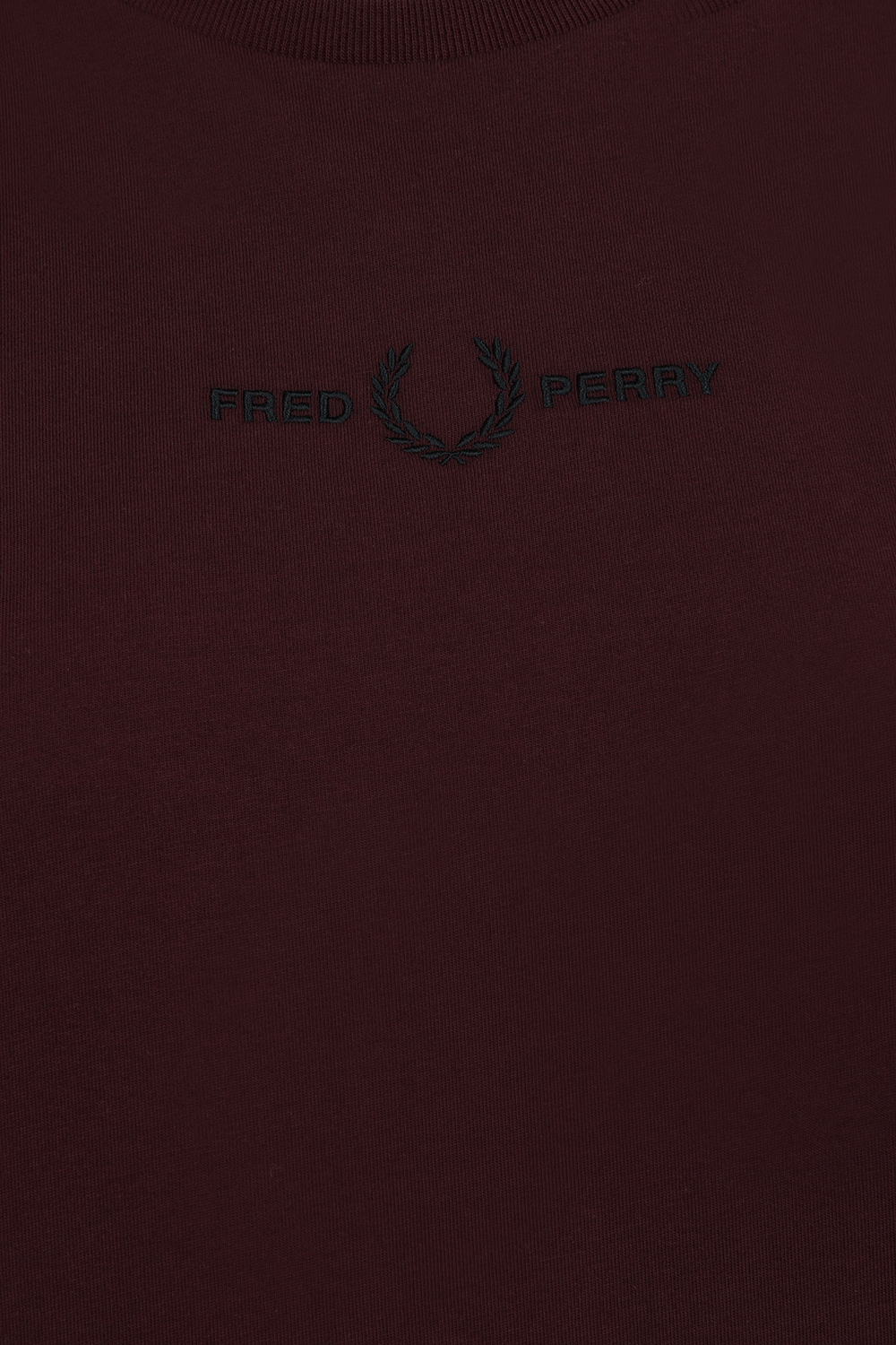 תמונה אחורית של חולצת טי עם רקמה FRED PERRY