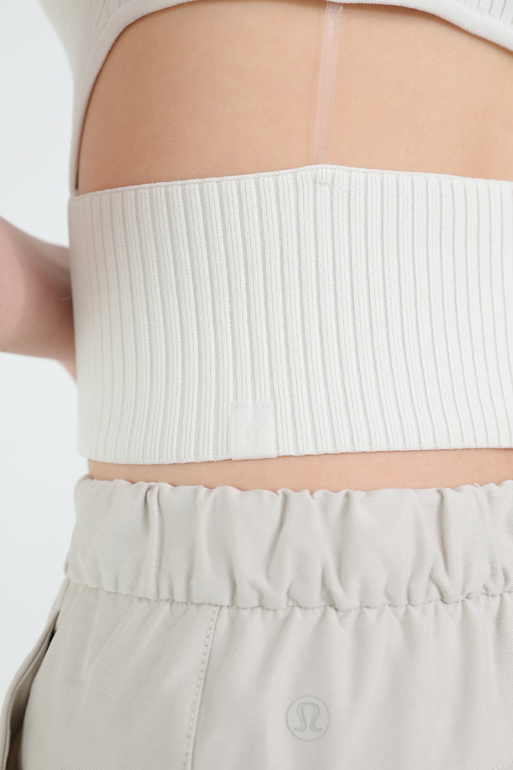 תמונת תקריב דוגמן של Open Back Half-Zip Sweater