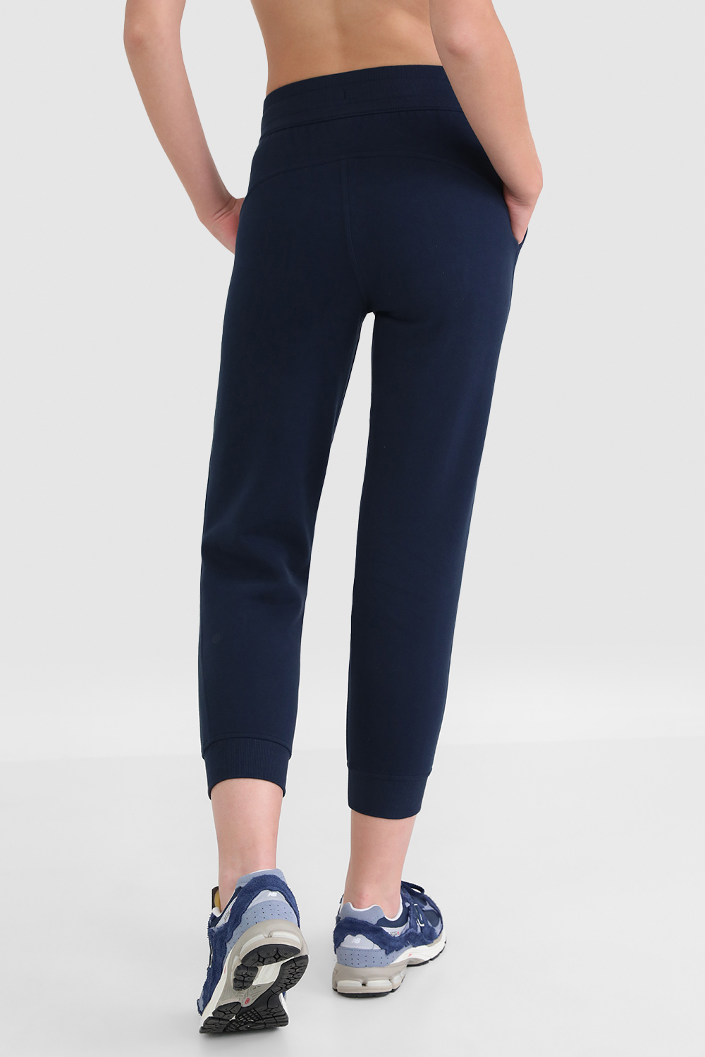 תמונת דוגמן אחורית של Scuba High-Rise Jogger Crop
