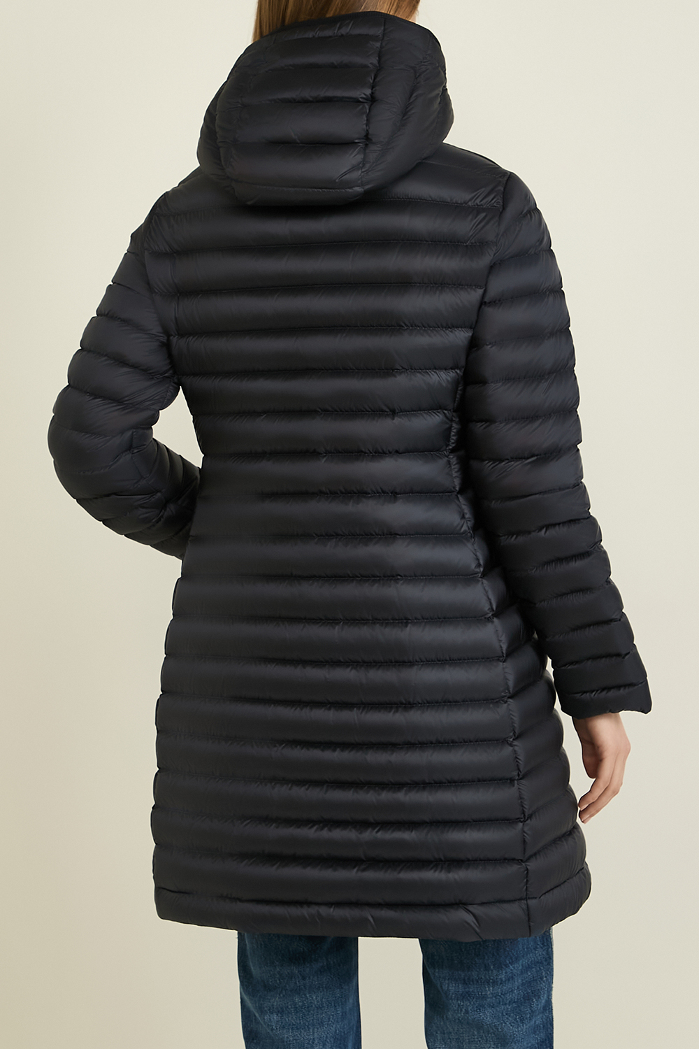 תמונת דוגמן אחורית של מעיל פוך MONCLER