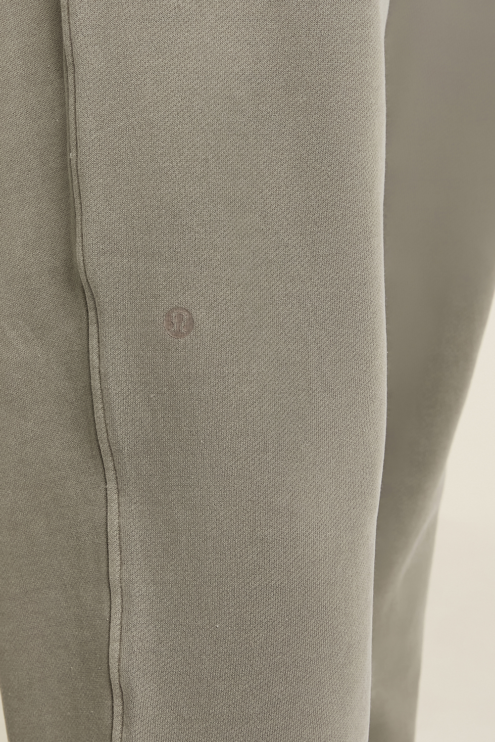 תמונת תקריב דוגמן של Steady State Jogger Wash