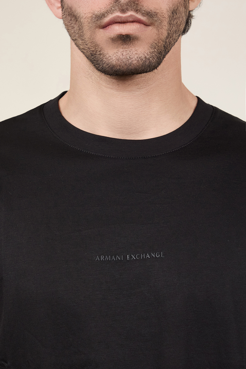תמונת תקריב דוגמן של חולצת טי ARMANI EXCHANGE