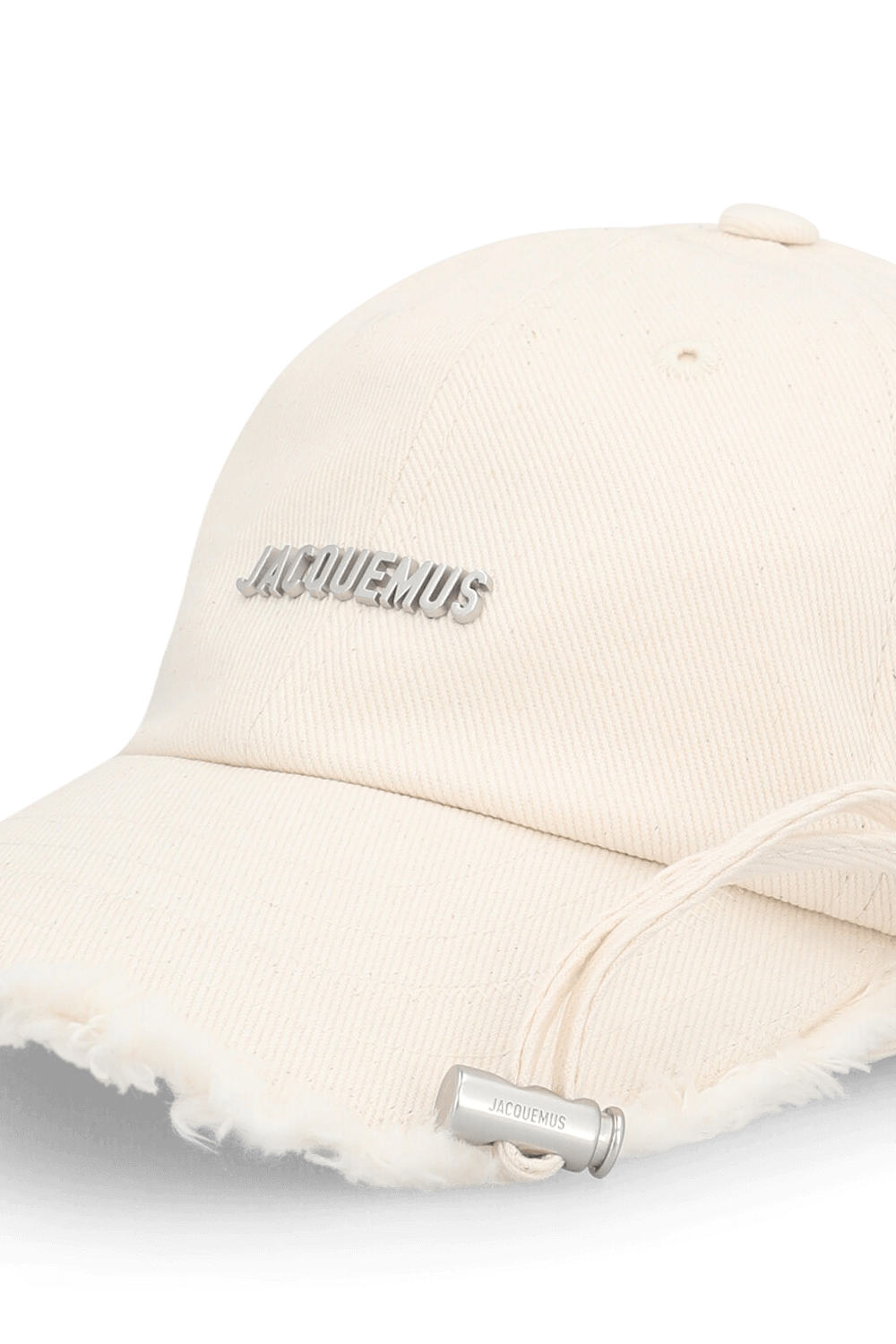תמונת תקריב של כובע מצחייה JACQUEMUS