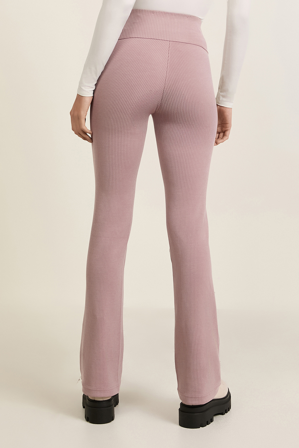 תמונת דוגמן אחורית של Ribbed Softstreme™ Flared Pant Regular LULULEMON