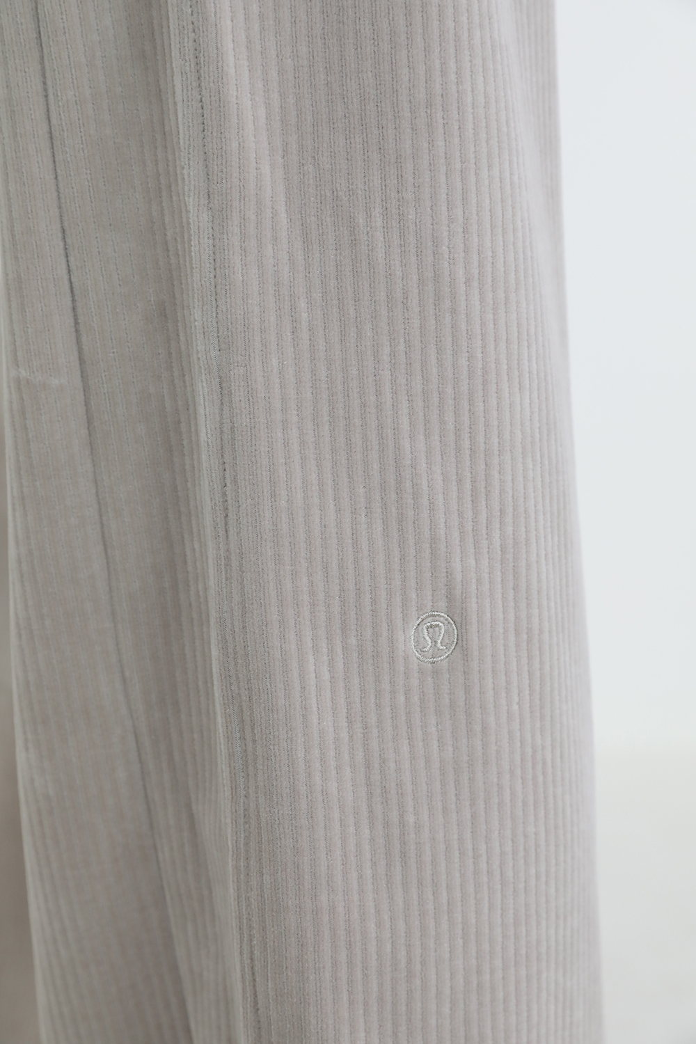 תמונת תקריב דוגמן של Scuba Mid-Rise Wide-Leg Pant *VELVET CORD LULULEMON