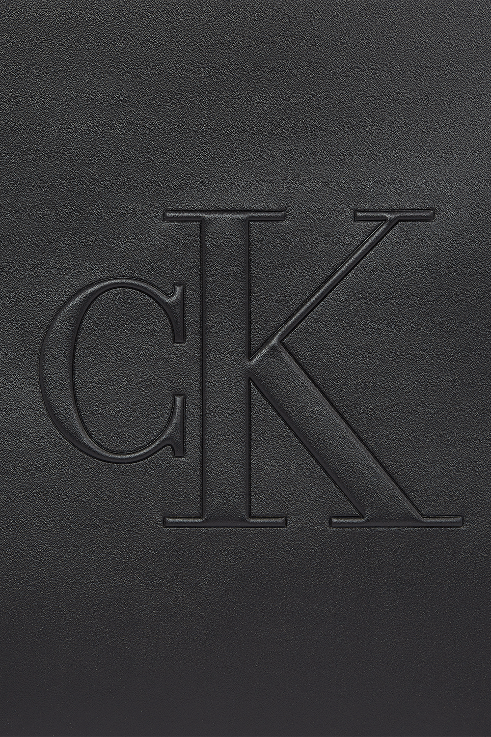תמונת תקריב של תיק טוט CALVIN KLEIN