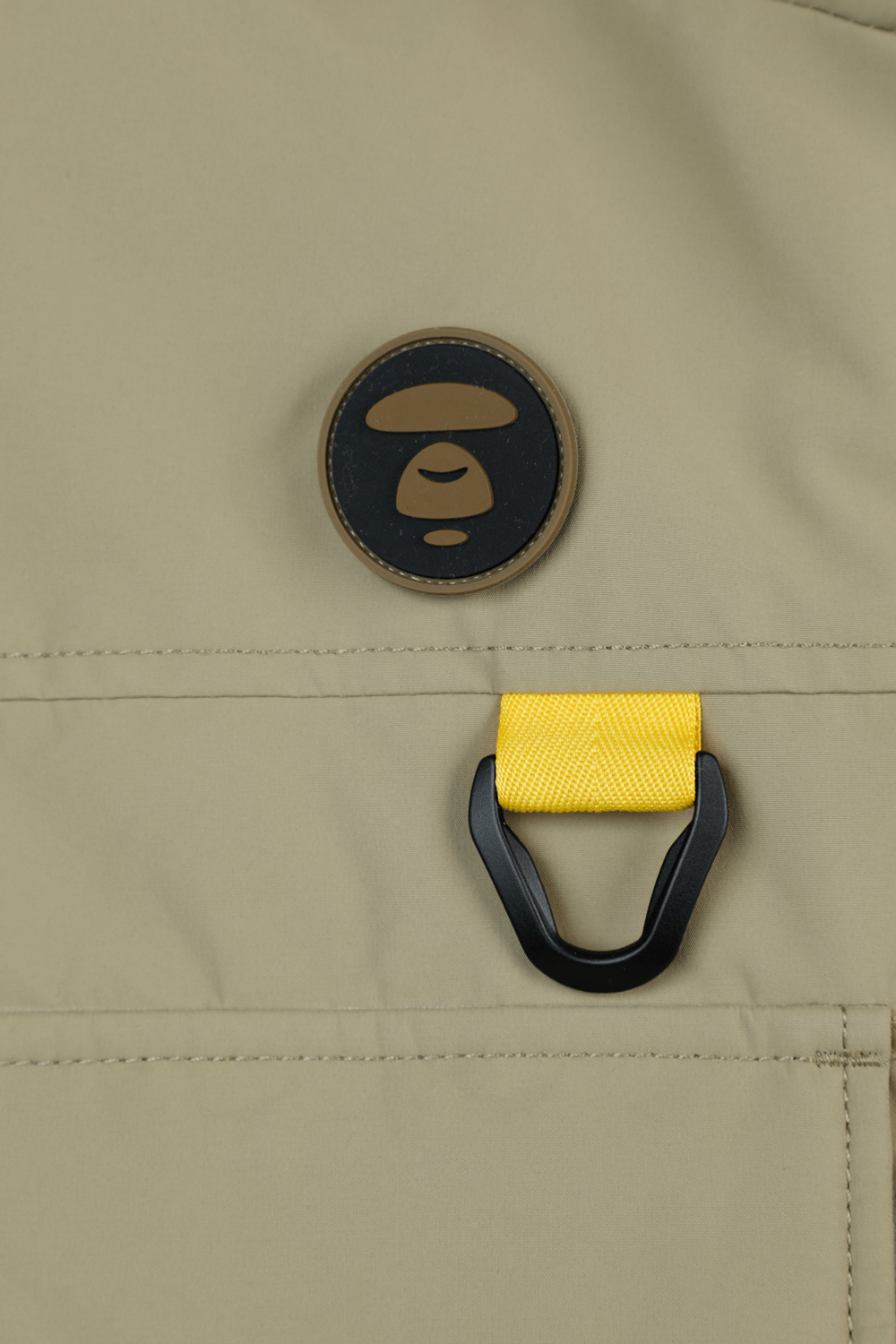 תמונת תקריב של Reversible Vest in Yellow and Green AAPE