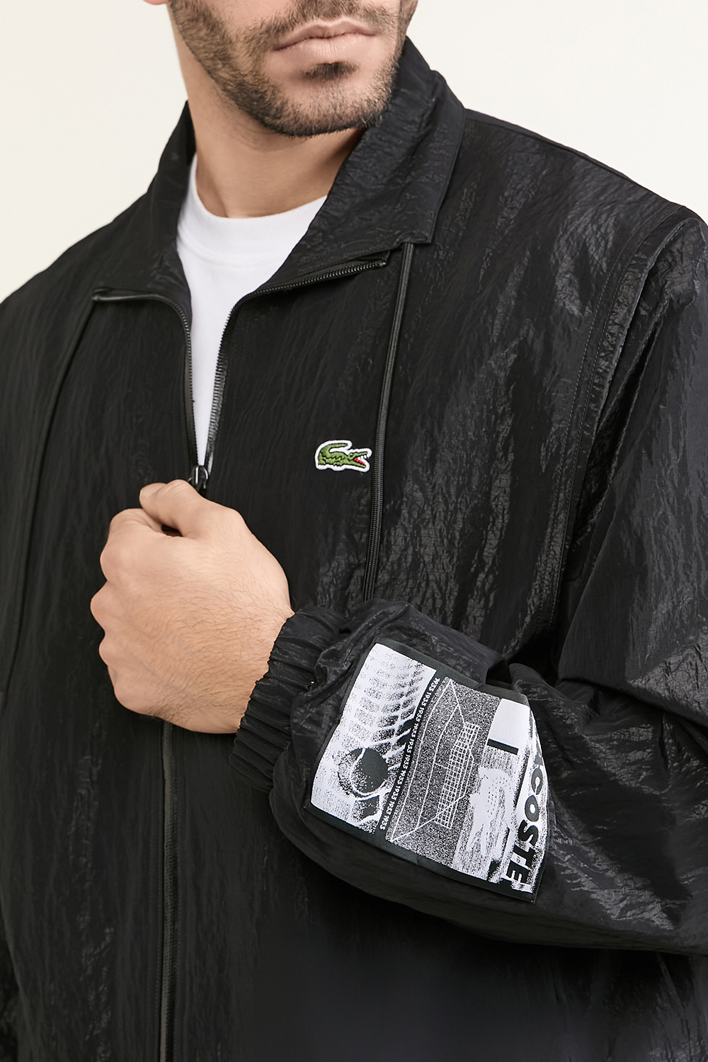 תמונת תקריב דוגמן של ז'קט פרקה ניילון LACOSTE