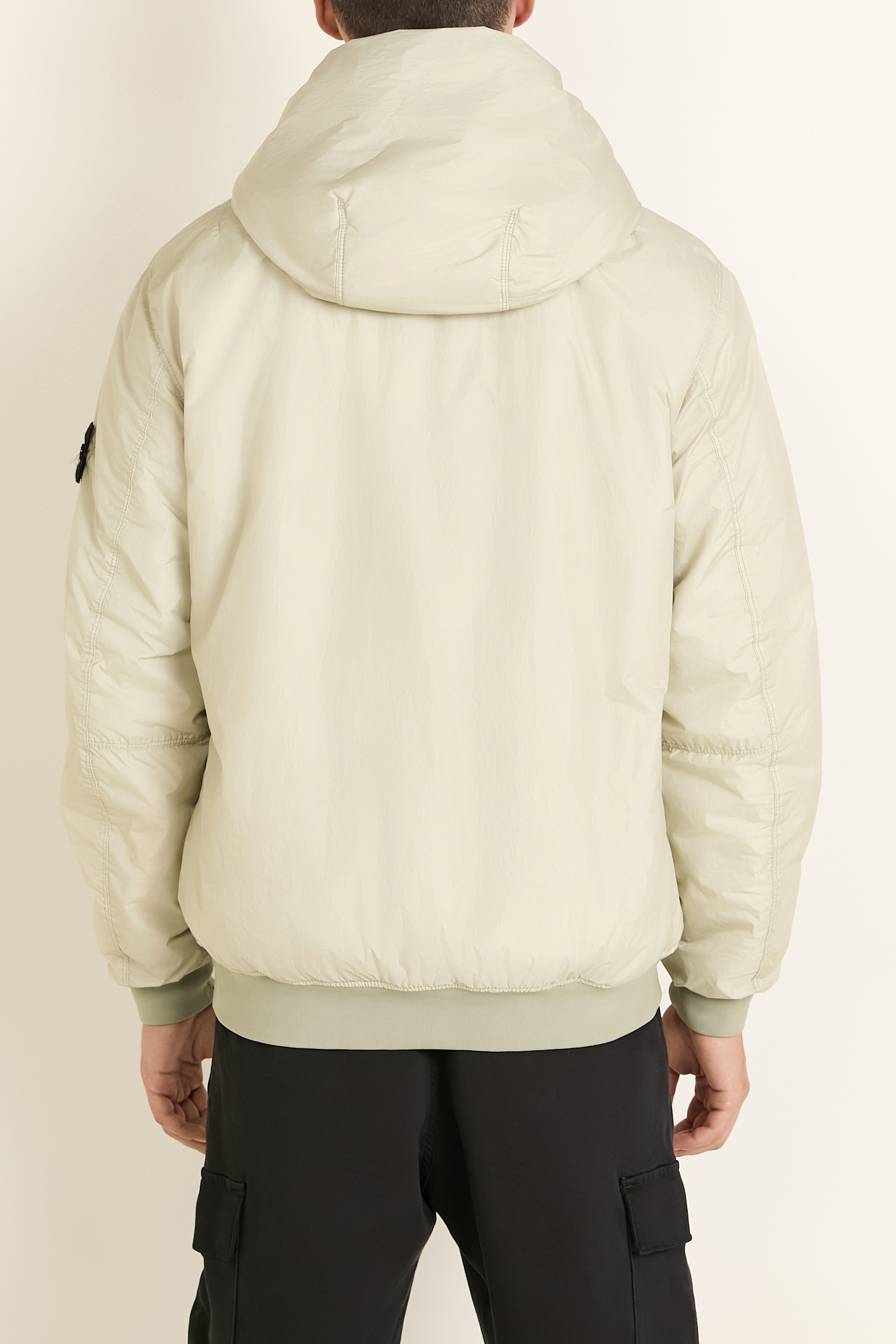 תמונת דוגמן אחורית של מעיל ניילון STONE ISLAND