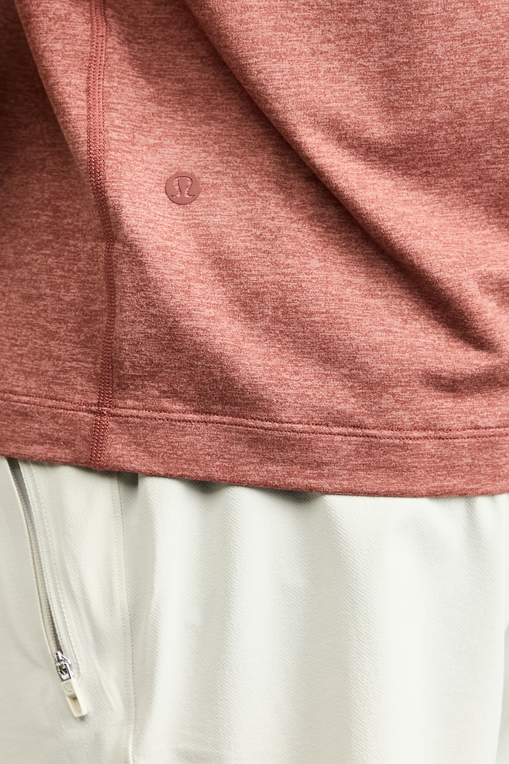 תמונת תקריב דוגמן של Soft Jersey Short Sleeve LULULEMON