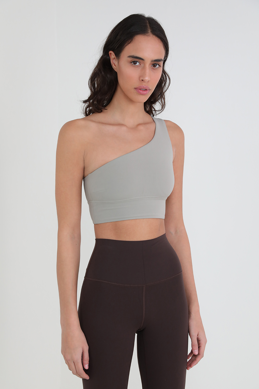 תמונת דוגמן קידמית של Align™ Asymmetrical Bra, C/D Cup