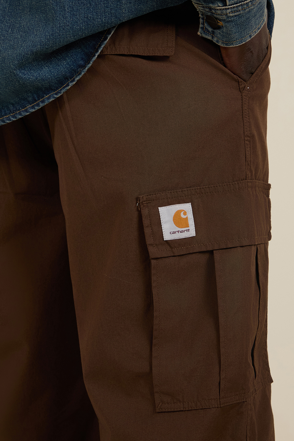 תמונת דוגמן אחורית של מכנסי קרגו CARHARTT WIP