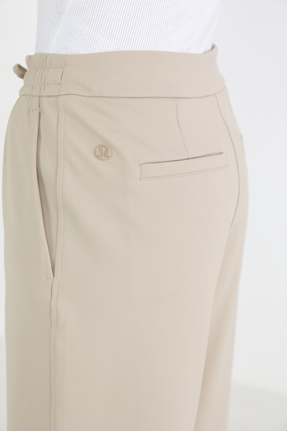 תמונת תקריב דוגמן של Straight-Leg Mid-Rise Pant Luxtreme LULULEMON