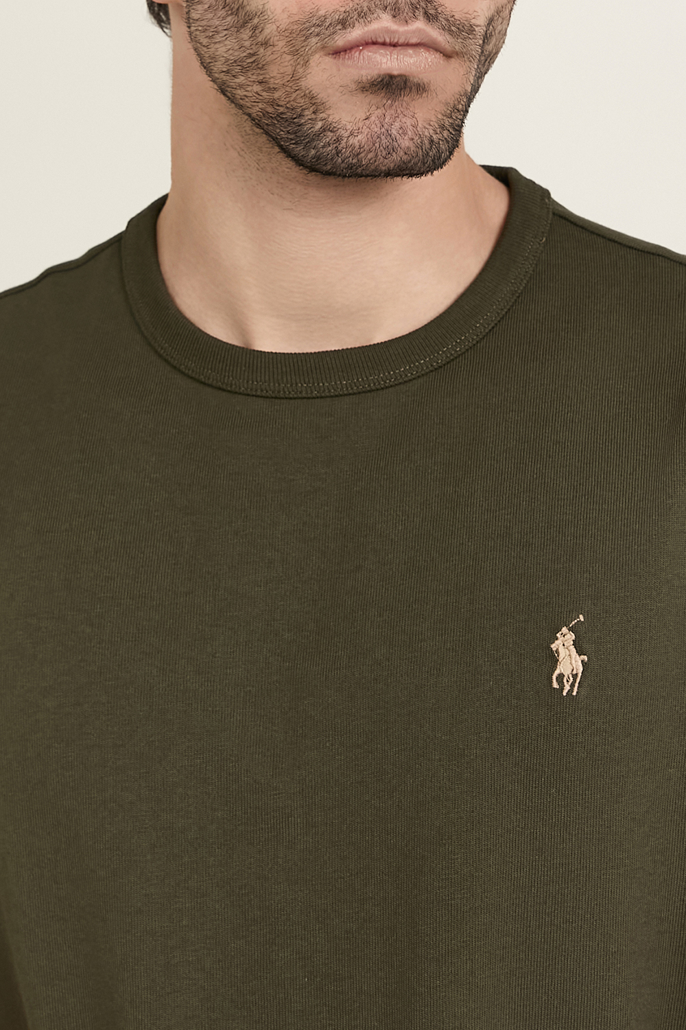 תמונת תקריב דוגמן של חולצת טי POLO RALPH LAUREN