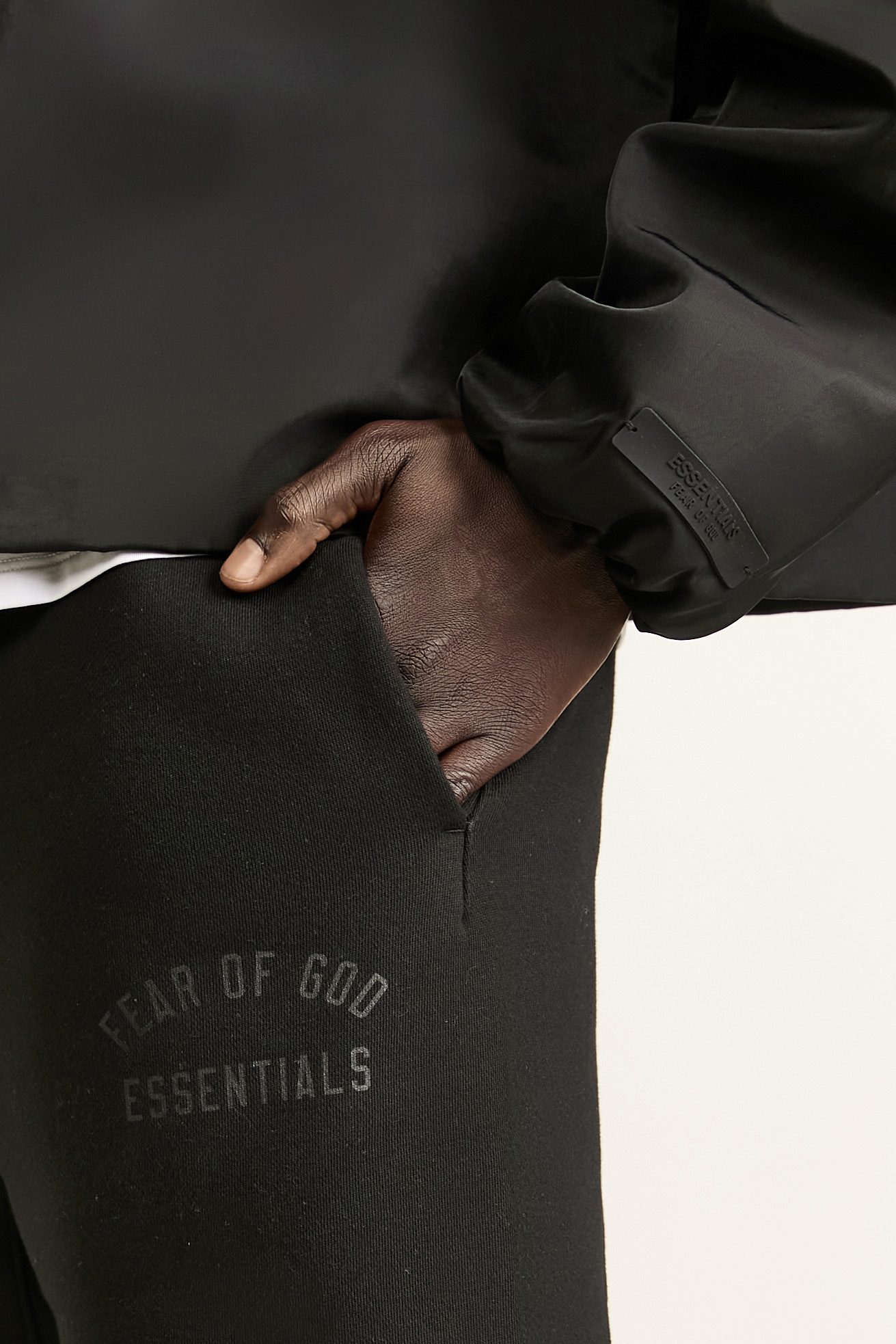 תמונת דוגמן אחורית של מכנסי ג'וגר FEAR OF GOD ESSENTIALS