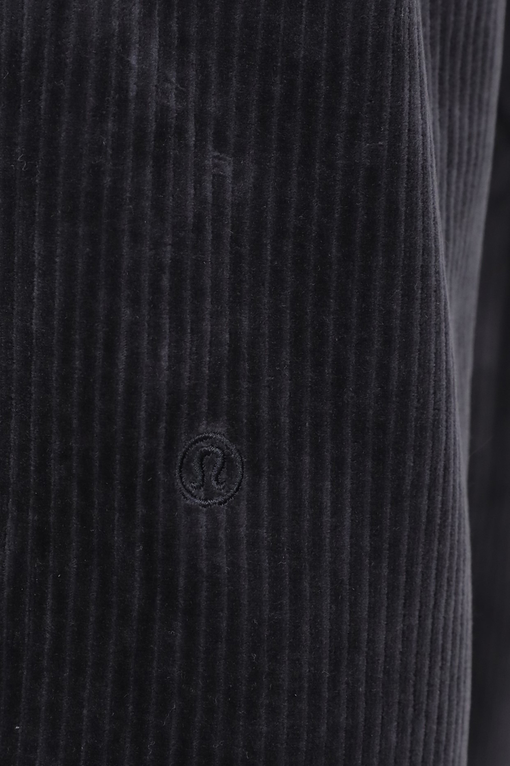 תמונת תקריב דוגמן של Scuba Mid-Rise Wide-Leg Velvet Cord LULULEMON