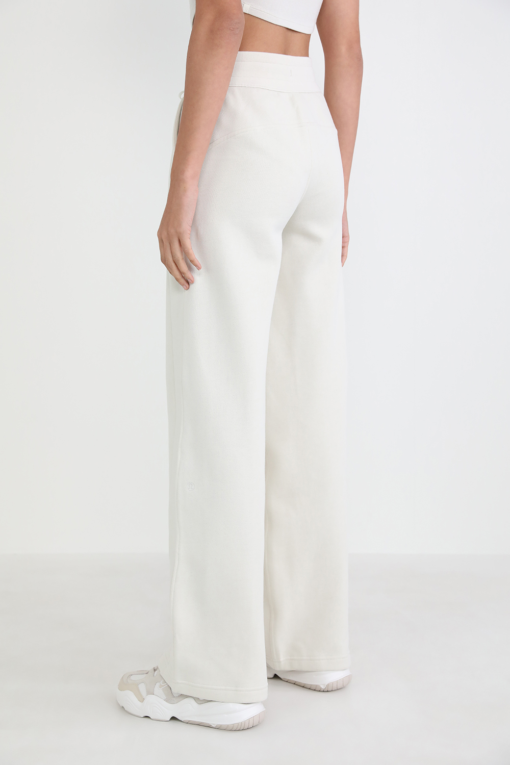 תמונת דוגמן אחורית של Scuba Mid-Rise Wide-Leg Pant LULULEMON