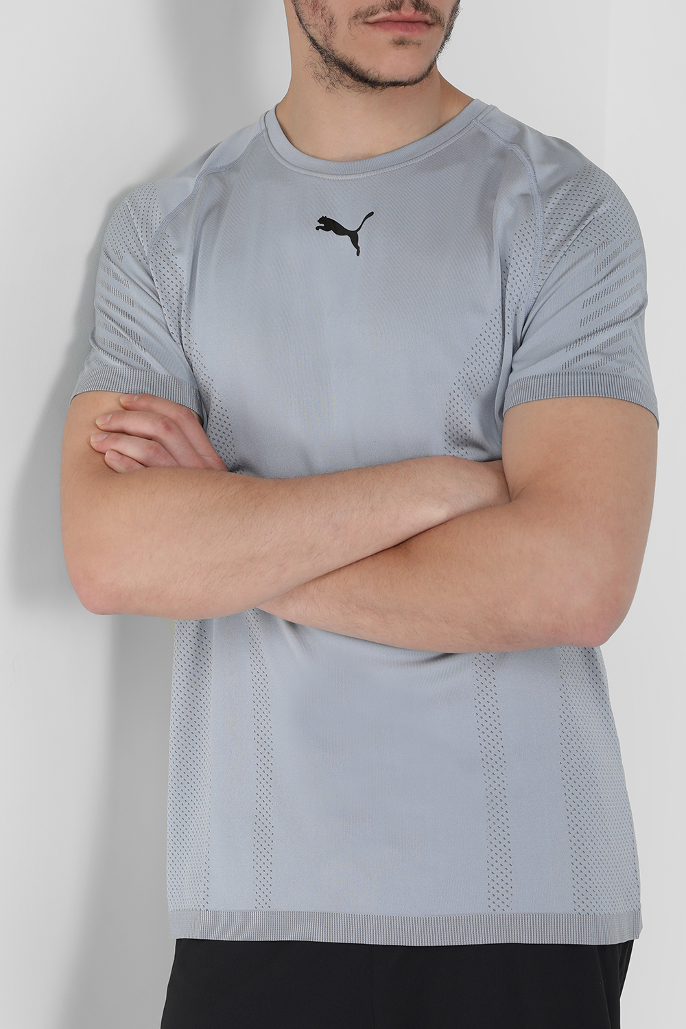 תמונת דוגמן קידמית של חולצת טי לאימונים PUMA