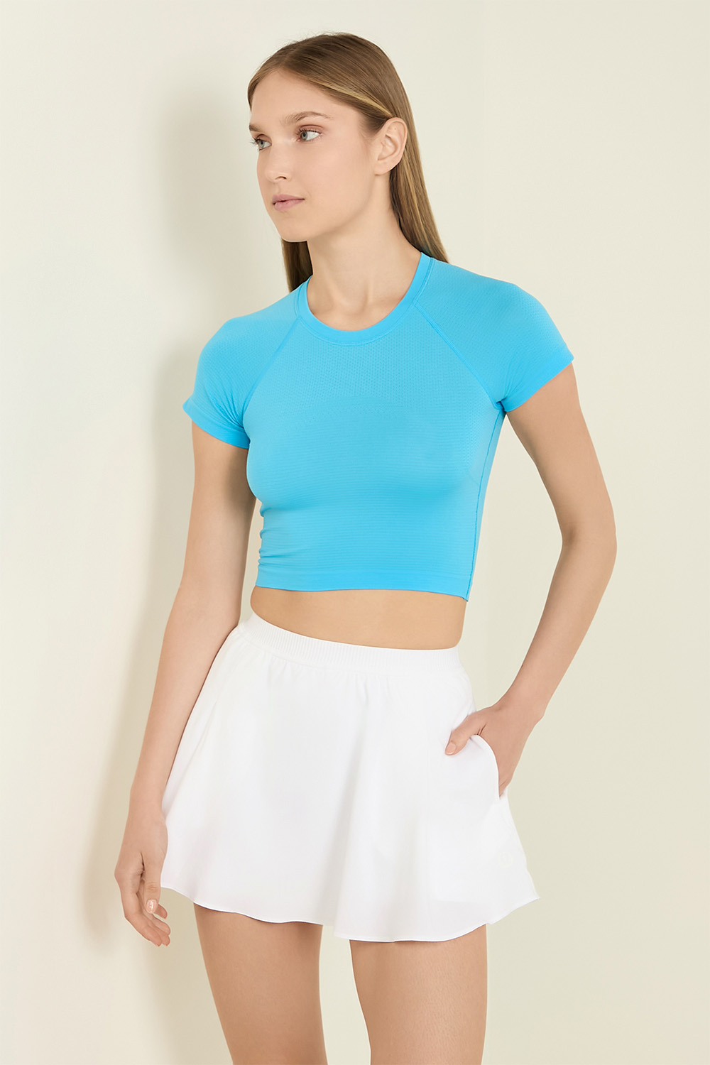 תמונת דוגמן קידמית של Swiftly Tech Cropped Short-Sleeve Shirt 2.0 LULULEMON