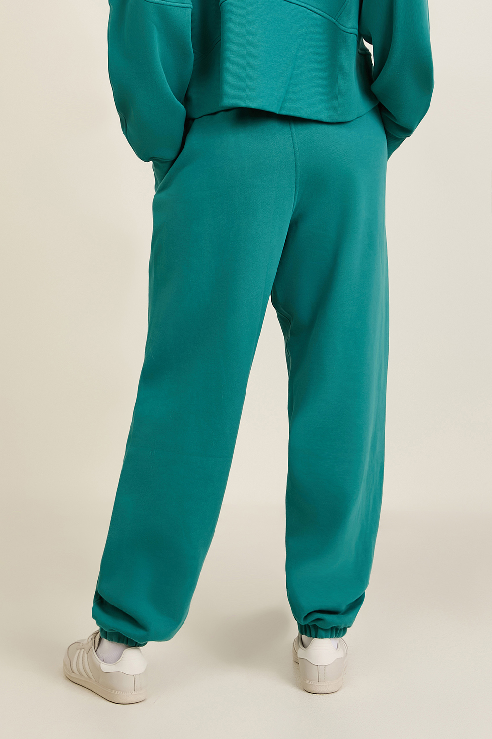 תמונת דוגמן אחורית של Scuba Mid-Rise Oversized Jogger Regular LULULEMON